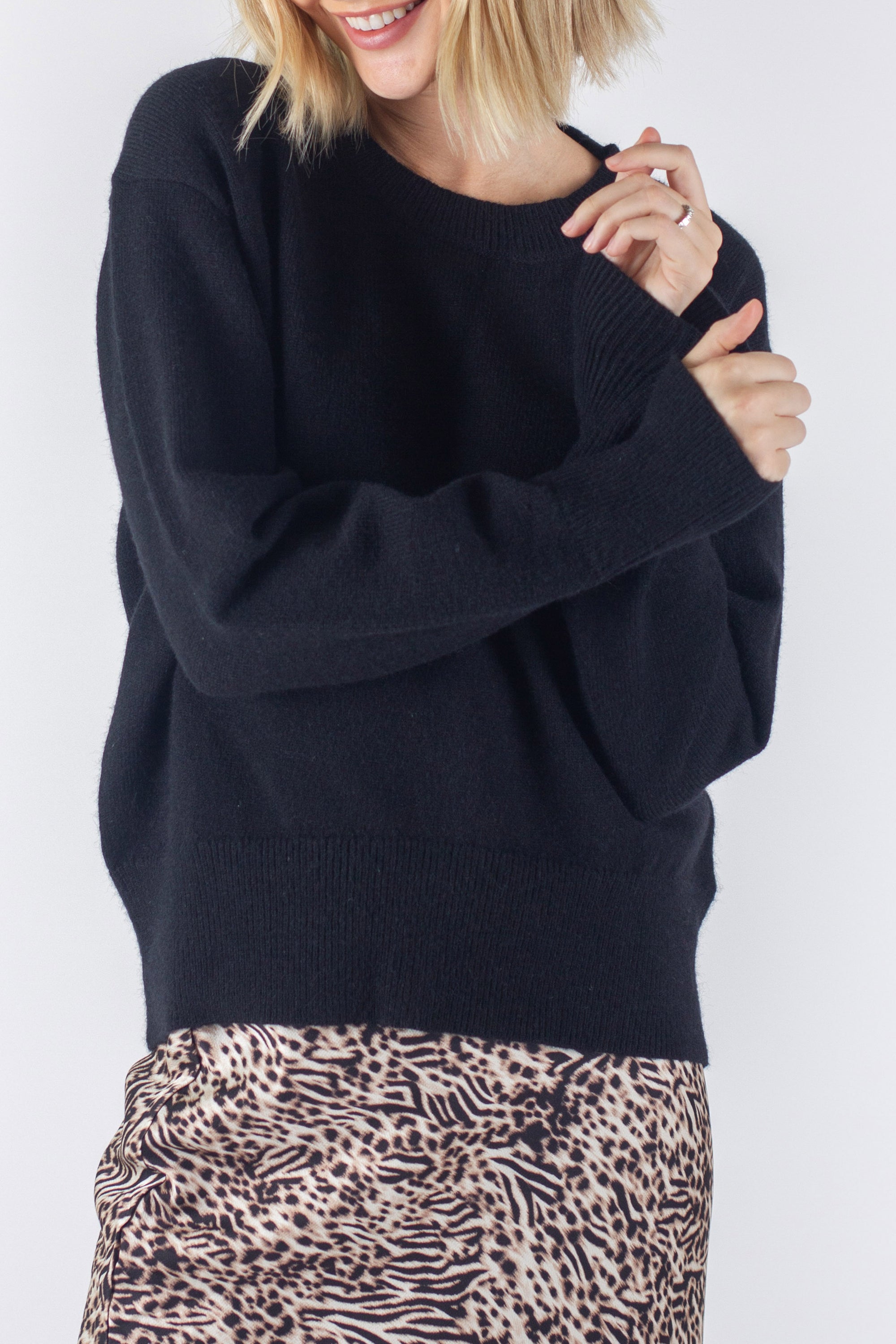 OVERSIZED SWEATER (BLACK) - Yakira Bella