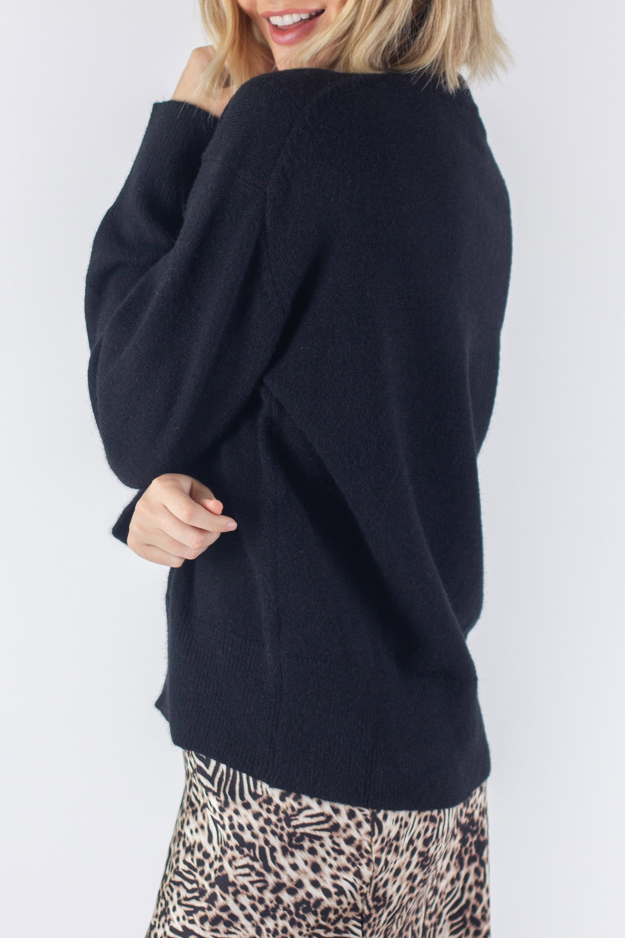 OVERSIZED SWEATER (BLACK) - Yakira Bella