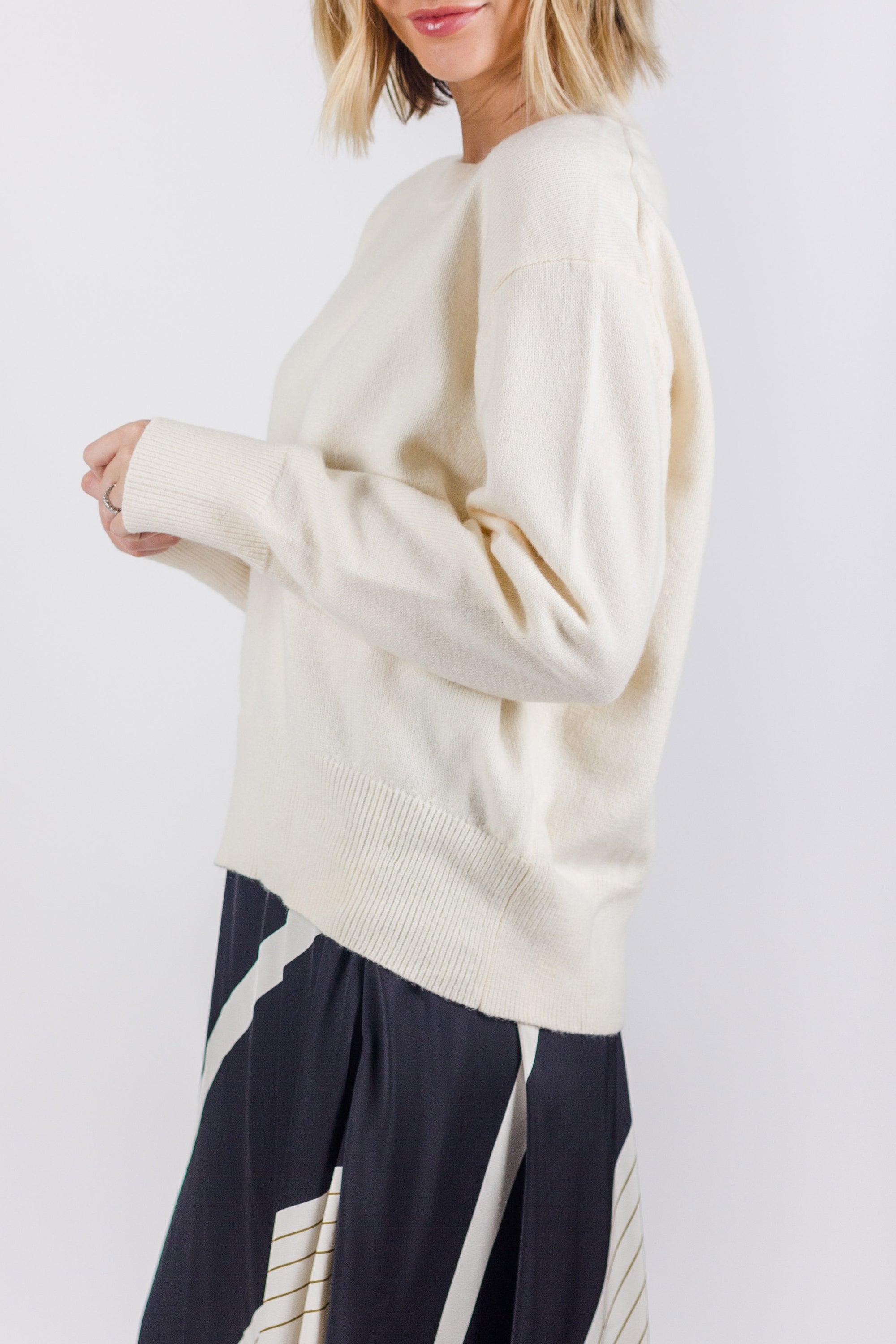 OVERSIZED SWEATER (OFF WHITE) - Yakira Bella