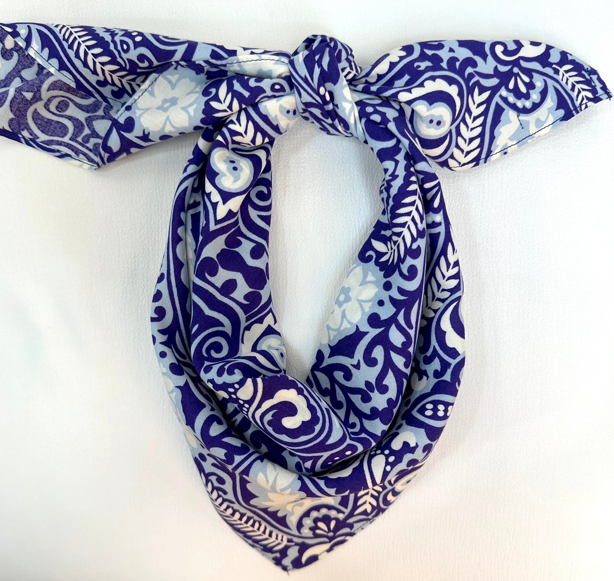 SQUARE HEAD SCARF (NAVY PATTERN)