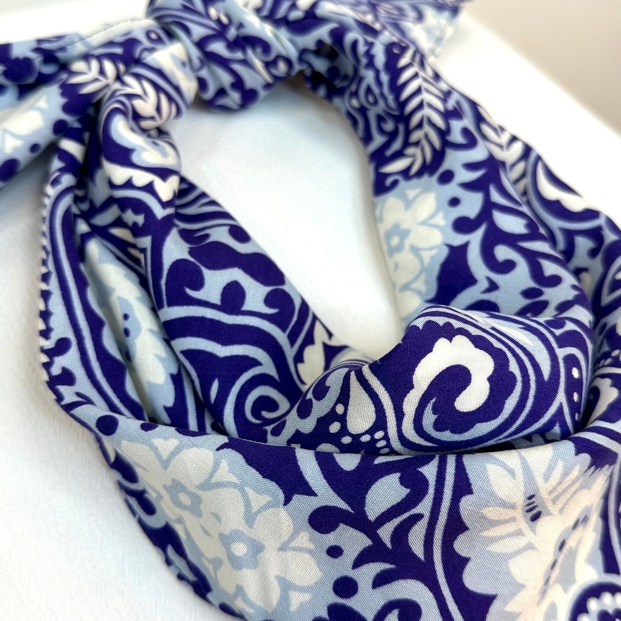 SQUARE HEAD SCARF (NAVY PATTERN)